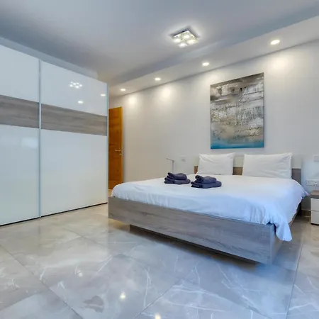 St Georges Bay Oasis Steps From The Apartment Saint Julian's