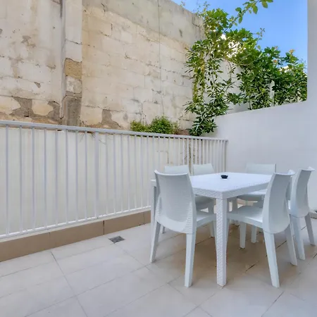 Apartament St Georges Bay Oasis Steps From The St. Julian's