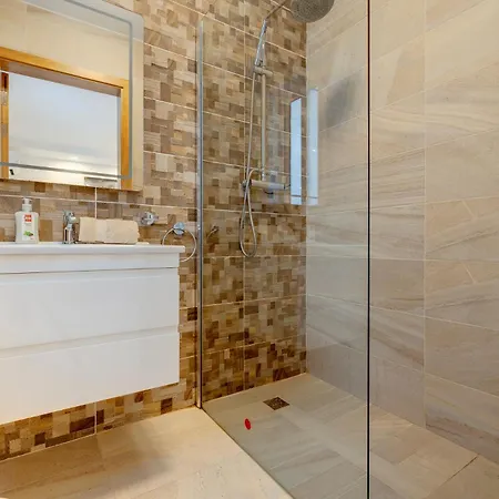 Apartament St Georges Bay Oasis Steps From The St. Julian's