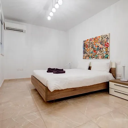 Apartament St Georges Bay Oasis Steps From The