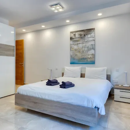 Apartament St Georges Bay Oasis Steps From The St. Julian's