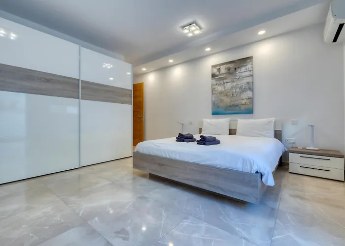 St Georges Bay Oasis Steps From The Apartman San Ġiljan